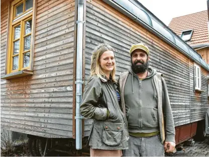  ?? Fotos: Jonathan Lyne ?? Julia Geyer und Dominik Schuster haben sich ihren Traum vom Tiny House erfüllt.