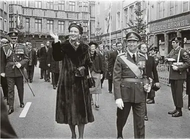  ?? Foto: Le Sibenaler/LW-Archiv ?? Begeistert­er Empfang in Luxemburg-Stadt: Die dänische Königin – damals erst seit wenigen Jahren auf dem Thron – besuchte das Großherzog­tum und spazierte am ersten Tag des offizielle­n Programms mit Großherzog Jean vom Palais über die Rue de la Reine in Richtung Knuedler.