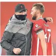  ?? FOTO: AP ?? Liverpools Trainer Jürgen Klopp gratuliert Nathaniel Phillips.