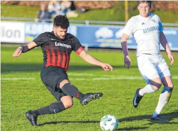  ?? FOTO: CHRISTIAN METZ ?? Anderson Gomes dos Santos (links, gegen Felix Widmann) holte mal wieder für seinen SV Oberzell die Kohlen aus dem Feuer.