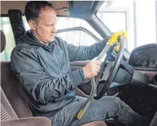  ?? FOTO: KLAUS-DIETMAR GABBERT ?? Mechanisch­e Lenkradkra­llen schützen und schrecken Diebe bereits optisch ab.