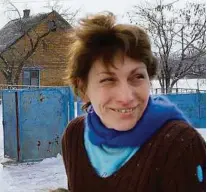  ??  ?? Ira Zemlyanska vor ihrem Häuschen in Rohanske