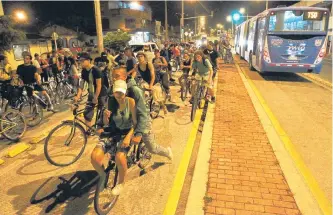  ?? ARCHIVO SANTIAGO SALDARRIAG­A ?? Los ciclistas ha realizado protestas pidiendo más espacios para ellos y sus ‘caballitos de acero’.