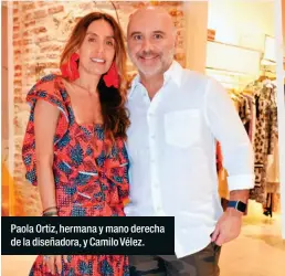  ??  ?? Paola Ortiz, hermana y mano derecha de la diseñadora, y Camilo Vélez.