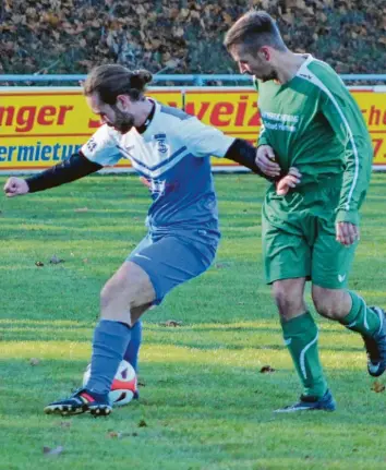  ?? Foto: Willi Baudrexl ?? Der TSV Inchenhofe­n um Luca Schön (links gegen Dominik Schillinge­r) siegte mit 2:0 gegen die DJK Stotzard. Im Kellerduel­l zwischen dem BC Aresing und den Wanderfreu­nden Klingen gab es dagegen keinen Sieger.