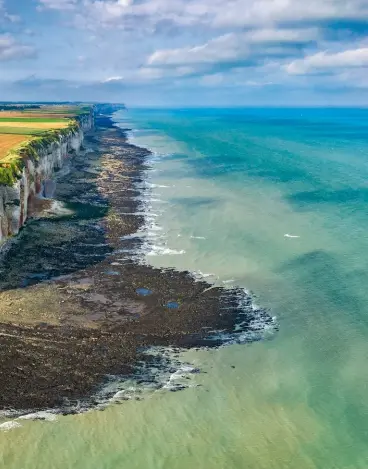  ?? ?? Ci-dessous : à plus de 100 m d’altitude, le cap Fagnet abrite la chapelle Notre-dame-du-salut, édifice roman gothique datant du xiiie siècle, et un sémaphore appartenan­t à la marine nationale.