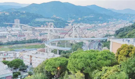  ?? Piero Conte /LaPresse ?? La ferita Il ponte Morandi dalle alture di Genova. A lato, la zona rossa sotto il viadotto