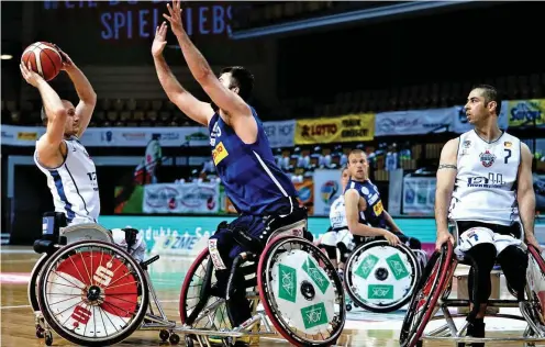  ?? FOTO: F. MÖLLER ?? Bitter: André Bienek (links) und vor allem Vahid Azad (rechts) drehten das Spiel zugunsten der Bulls, ehe Bieneks Foul das Spiel entschied.