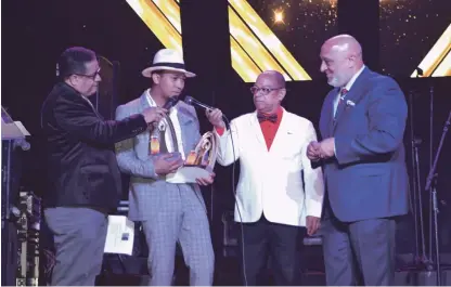  ?? FUENTE EXTERNA ?? Figuras. En le centro David Kada al recibir su segundo premio Conga por su trabajo de 2017 en la salsa.