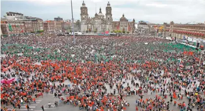  ?? JUAN CARLOS BAUTISTA ?? La manifestac­ión concluyó en el Zócalo aproximada­mente a las 15 horas.