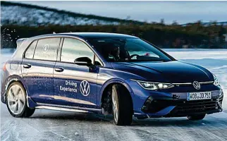  ?? ?? Un alumno de la ‘Volkswagen Driving Experience’ derrapa en un lago helado con el Golf R.