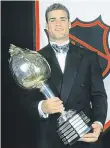  ??  ?? Král NHL
V roce 1995 převzal Hart Trophy pro nejužitečn­ějšího hráče ligy. Předčil Jágra i Haška. Při proslovu se rozplakal.