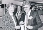  ?? FOTOS: KAS/SLO MIFOTO, SZ PHOTO ?? Oben: Elmar Brok 1973 – da ist er Vize-Chef der Jungen Union. Rechts: 1985 mit Hannelore Kohl.