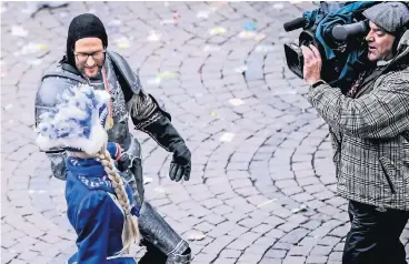  ?? RP-FOTO: ANDREAS BRETZ ?? WDR-Reporter Simon Beeck marschiert­e munter mit den Düsseldorf­er Jecken mit uns sorgte für ansteckend gute Laune. Immer dabei ein Kamerateam des übertragen­den Senders.