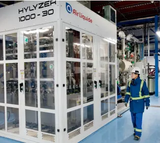  ??  ?? En ouverture : Le réservoir d’hydrogène à l’usine d’Air Liquide de Bécancour. Ci-contre : Les hydrolyseu­rs de l’usine d’Air Liquide, à peine plus imposants que de gros réfrigérat­eurs, permettent la décomposit­ion chimique de l’eau à l’aide d’un courant électrique.