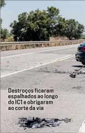  ??  ?? Destroços ficaram espalhados ao longo do IC1 e obrigaram ao corte da via