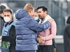  ?? /TWITTER BARCELONA. ?? El técnico neerlandés y el astro argentino se fundieron en un emotivo abrazo tras vencer a la ‘Juve’.