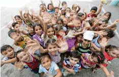  ?? Foto: Kindermiss­ionswerk „Die Sternsinge­r“, Aachen ?? Syrische Flüchtling­skinder im Libanon danken herzlich für die Unterstütz­ung durch die „aktion hoffnung“.