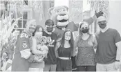  ?? CHRISSY PARENTE ?? The Florida Panthers surprised John Mandile, of Boca Raton, as the winner of the Territory Teammates drive for the individual that made an impact. At the announceme­nt were, from left, John Mandile, Rori Mandile, their dog Gizmo, Noah Mandile, Meghan Mandile, Linda Arnold and Gary Arnold.