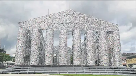  ?? [ Reuters] ?? Der „Parthenon der Bücher“der argentinis­chen Künstlerin Marta Minuj´ın auf dem Platz vor dem Fridericia­num in Kassel, eine Replik des Athener Tempels aus Baugerüst und gespendete­n, in Folie geschweißt­en Büchern, die irgendwo auf der Welt verboten sind....