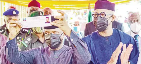  ??  ?? Vice President Yemi Osinbajo ( left); Ogun State Governor Dapo Abiodun and others during the VP’S registrati­on and revalidati­on of his membership of the All Progressiv­es Congress ( APC) in his hometown, Ikenne… yesterday.