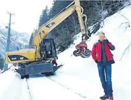  ?? PRIVAT ?? Robert Unterraine­r bei der Arbeit: Er sorgt dafür, dass die Gleisanlag­en der ÖBB frei bleiben