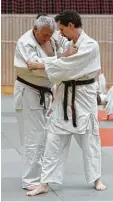  ??  ?? Volontär Sven Koukal forderte Judo Alt meister Fritz Wetzel heraus.