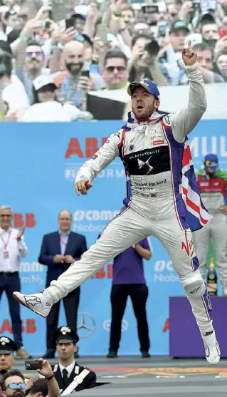  ??  ?? Gioia Il pilota inglese Sam Bird festeggia la vittoria nella Formula E. Sullo sfondo Alberto di Monaco