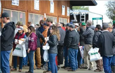  ?? RECORDER PHOTO BY ALEXIS ESPINOZA ?? Groups of expo visitors line up to purcahse an award winning ribeye steak sandwich from Sundale Union Elementary School Thursday, Feb. 14 at the World Ag Expo in Tulare.