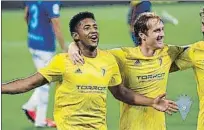  ??  ?? El Cádiz se ha ganado a pulso el ascenso, con Álex Fernández al frente de la ‘orquesta’, el ‘Choco’ Lozano marcando goles y Álvaro Cervera dirigiendo desde el banquillo