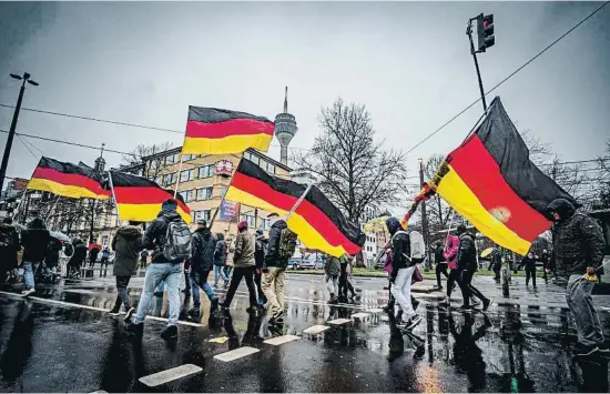  ?? MALTE KRUDEWIG   AP ?? Activistes contraris a les mesures contra la covid manifestan­t-se ahir a Düsseldorf