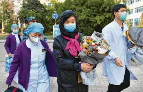  ?? Foto: Liu Xiao, Xinhua, dpa ?? In China dürften die ersten Patienten, die vom Coronaviru­s genesen sind, die Krankenhäu­ser verlassen.