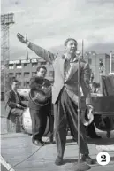  ??  ?? 2. Charles Trenet donne un tour de chant lors d’un rodéo au stade De Lorimier, le 24 juillet 1946. 2