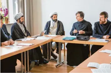  ?? Foto: Cassian Jakobs ?? Bruder Josef Götz (Zweiter von rechts) pflegt den Kontakt zu den anderen Weltreligi­onen, hier sieht man ihn unter anderem mit schiitisch­en Vertretern beim islamisch christlich­en Dialog im April 2016 in St. Ottilien.