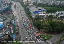  ?? Traffic near the constructi­on site in Mumbai ??