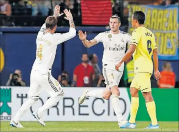  ??  ?? Ramos felicita a Bale tras uno de los dos goles que consiguió el galés contra el Villarreal (1-9-2019).