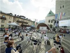  ??  ?? In piazza I campioni degli sport invernali al «Gran Galà della neve e del ghiaccio»