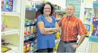  ??  ?? Maurice Bouhier, maire de la commune, aux côtés de Michelle Poilane, nouvelle gérante de l’épicerie.