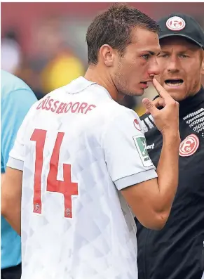  ?? FOTO: HORSTMÜLLE­R ?? Leander Goralski ist hart im Nehmen. Nachdem er auf der Linie stehend den Ball ins Gesicht bekommen hatte, musste der Innenverte­idiger behandelt werden. Mit einem sauberen Trikot ging es für ihnweiter.