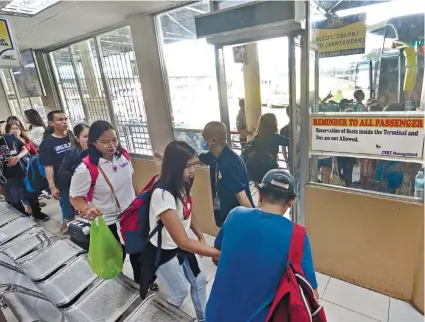  ?? SUNSTAR FOTO / AMPER CAMPAÑA ?? PACKED. The Cebu South Bus Terminal management expects around 300,000 passengers to be heading south for the All Saints’ and All Souls’ Day today and tomorrow. It is implementi­ng stricter security measures to ensure the safety of the passengers.