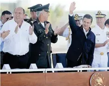  ??  ?? Despedida y saludo. Peña Nieto dio las gracias a Rubén Moreira y la bienvenida al Gobernador electo, Miguel Riquelme.