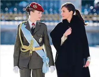  ?? ?? Steht noch am Anfang ihrer königliche­n Karriere: Kronprinze­ssin Leonor von Spanien – hier neben ihrer Mutter, Königin Letizia – absolviert derzeit ihre militärisc­he Ausbildung.