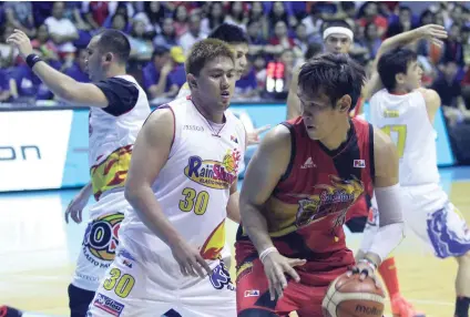  ?? SUNSTAR FILE ?? INTO THE LIMELIGHT. Without the naturalize­d players, Fajardo (right) is expected to get more play time when he joins the Gilas Pilipinas in the Fiba Asia Cup next month.