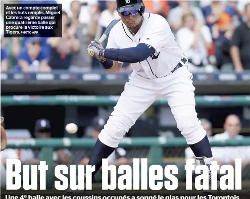  ??  ?? Avec un compte complet et les buts remplis, Miguel Cabrera regarde passer une quatrième balle qui procure la victoire aux Tigers.0PHOTO0AFP