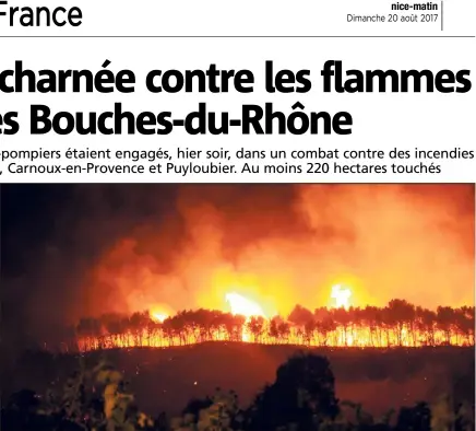  ?? (Photo E. C.) ?? Un violent incendie s’est déclaré hier soir vers  h  à Puyloubier, commune des Bouches-du-Rhône limitrophe avec Pourrières dans le Var. Les pompiers peinaient à venir à bout du sinistre en raison des sautes de feu et du vent.