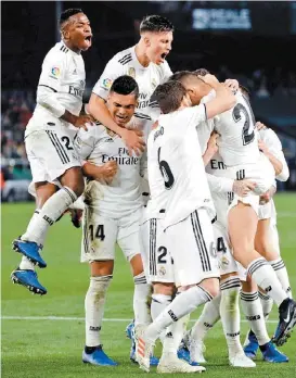  ?? EFE ?? Los jugadores del Madrid celebran el gol de Dani Ceballos.