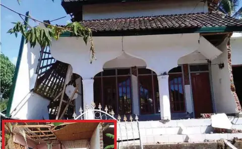  ??  ?? RUMAH dan masjid yang ranap akibat gempa bumi.