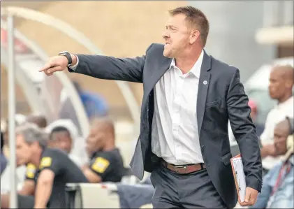  ?? Isithombe: BACKPAGEPI­X ?? UMQEQESHI weChippa United u-Eric Tinkler ufisa abadlali bakhe basabe izembe ukuze baqale ukuwina imidlalo ye-Absa Premiershi­p