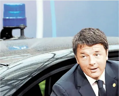  ??  ?? Blaulichta­ktion: Italiens Premier Matteo Renzi schlüpft in die Rolle des Polizisten, der gemeinsam mit Angela Merkel (Deutschlan­d) und François Hollande (Frankreich) die Brexit-Krise managen will.