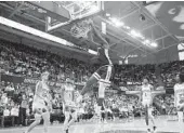  ?? JOHN FROSCHAUER AP ?? Arizona center Oumar Ballo dunks against Washington during the Wildcats’ Pac-12 road win Saturday.